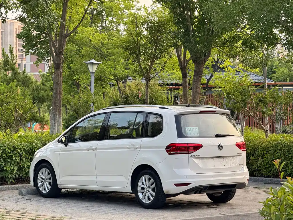Volkswagen Touran 2018 — фото 12