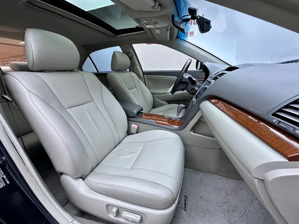 Toyota Camry 2014 — фото 12