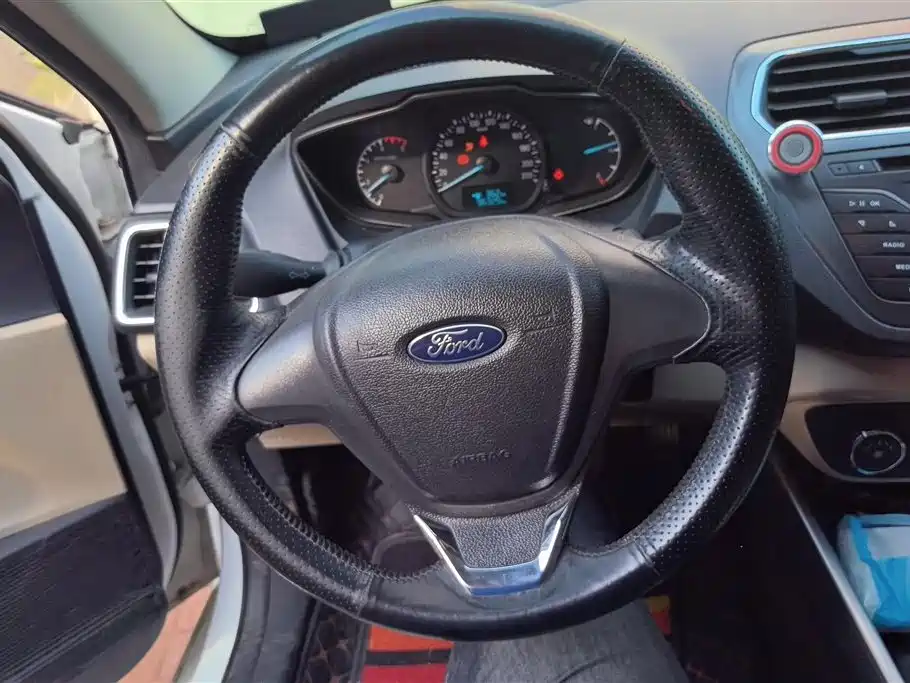 Ford Escort 2018 — фото 15