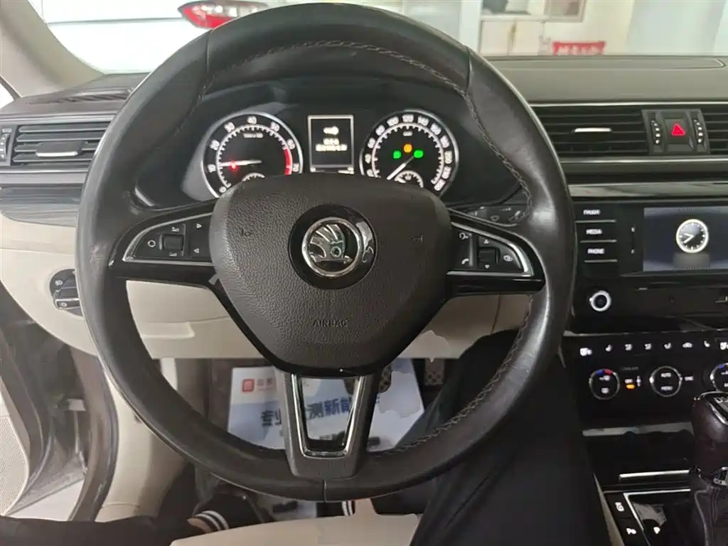 Skoda Superb 2015 — фото 11