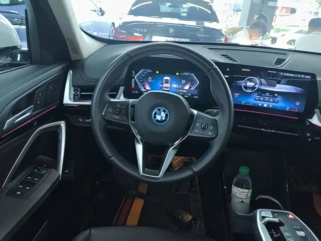 BMW iX1 2025 — фото 11