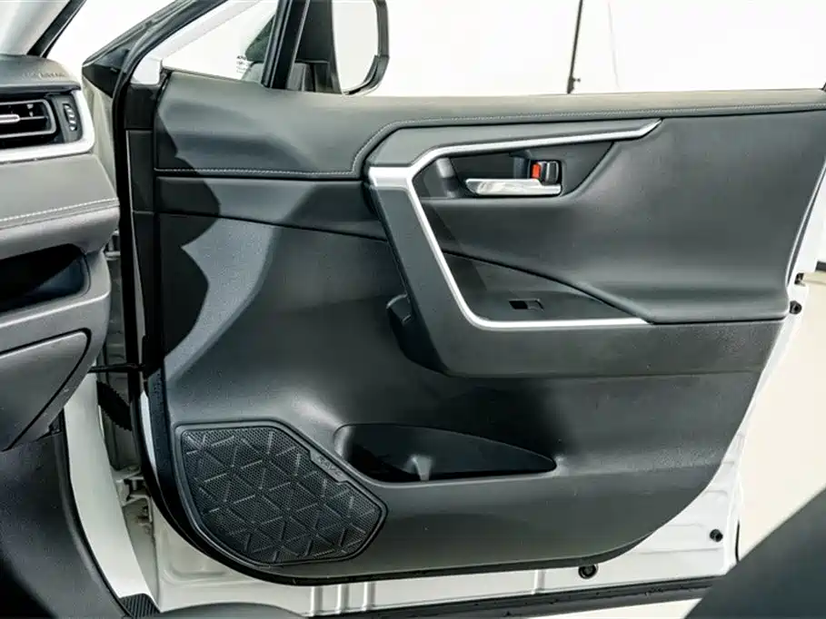 Toyota RAV4 2021 — фото 16