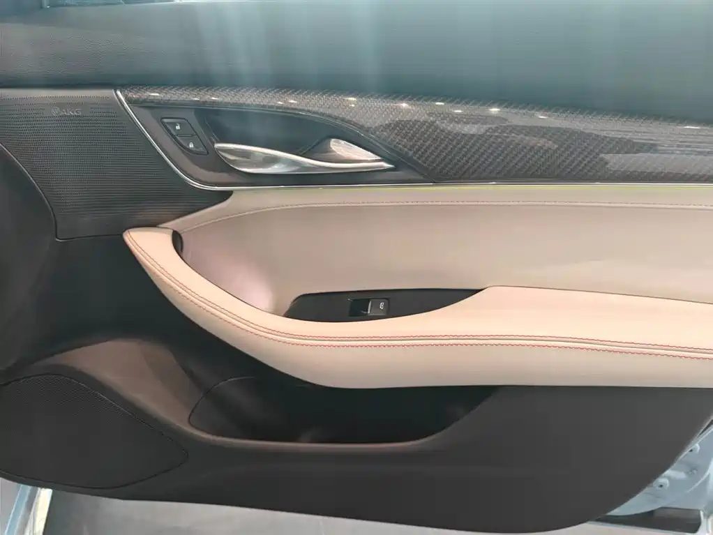 Cadillac CT5 2025 — фото 13