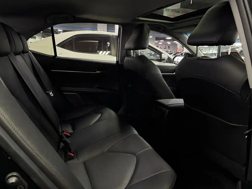 Toyota Camry 2019 — фото 10