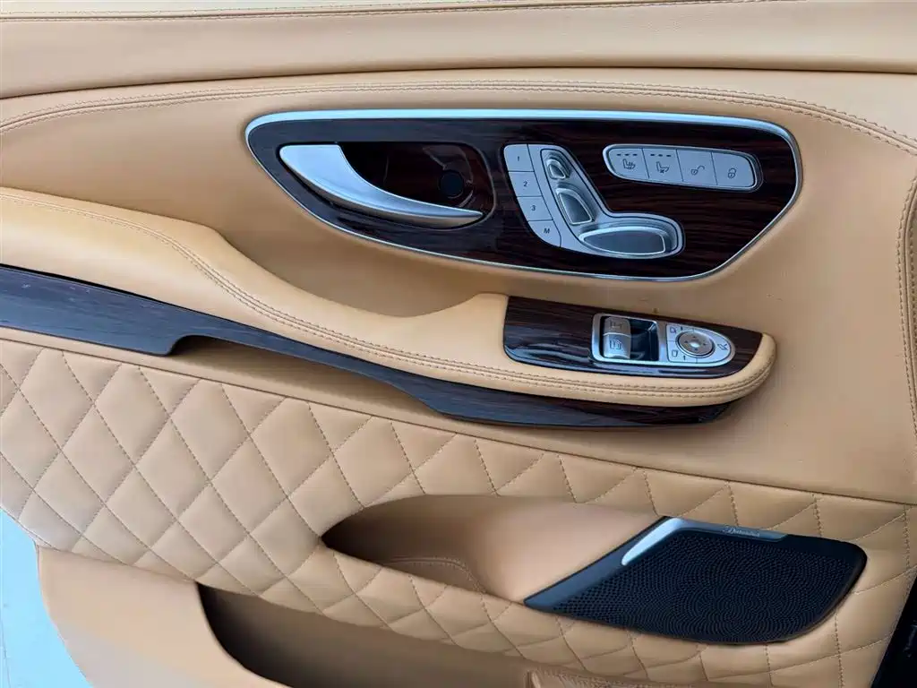 Mercedes-Benz V-Class 2021 — фото 22