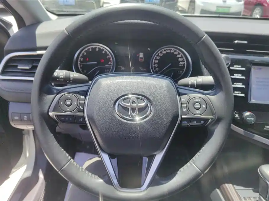 Toyota Camry 2018 — фото 15