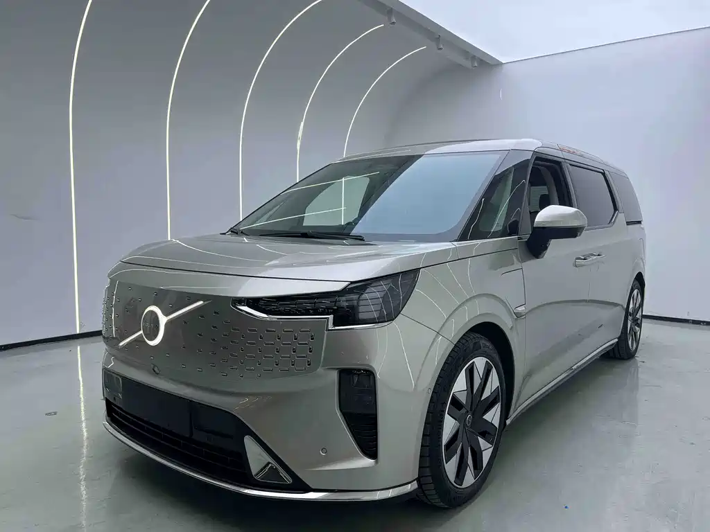 Volvo EM90 2024