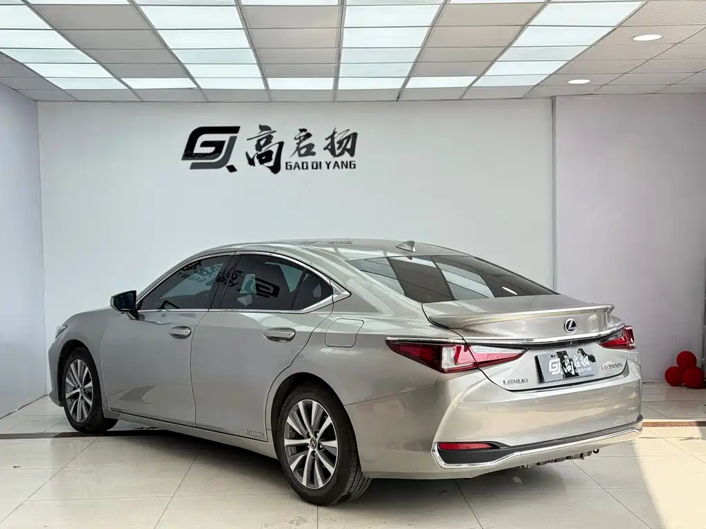 Lexus ES 2020 — фото 27