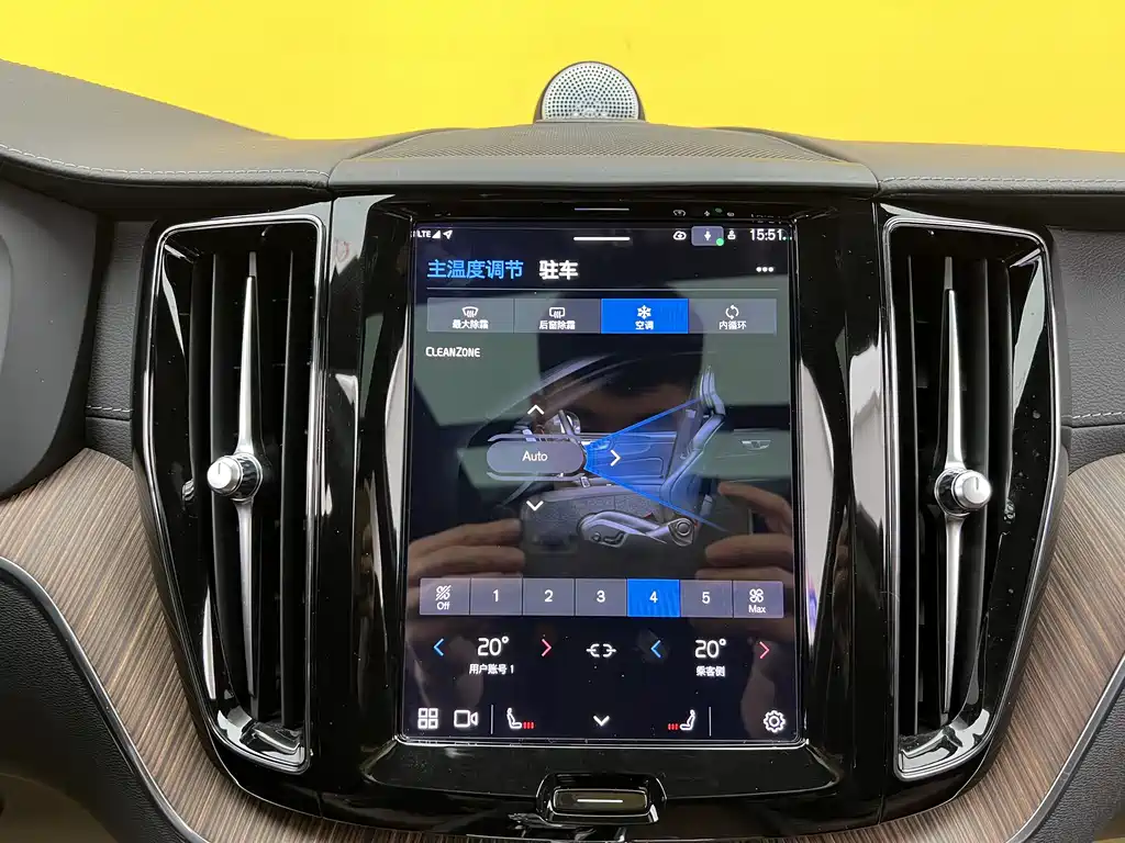 Volvo XC60 2022 — фото 24