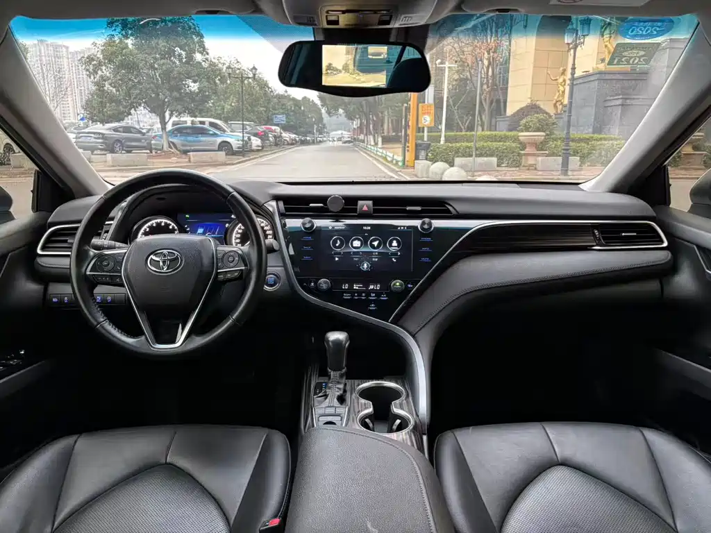 Toyota Camry 2019 — фото 8