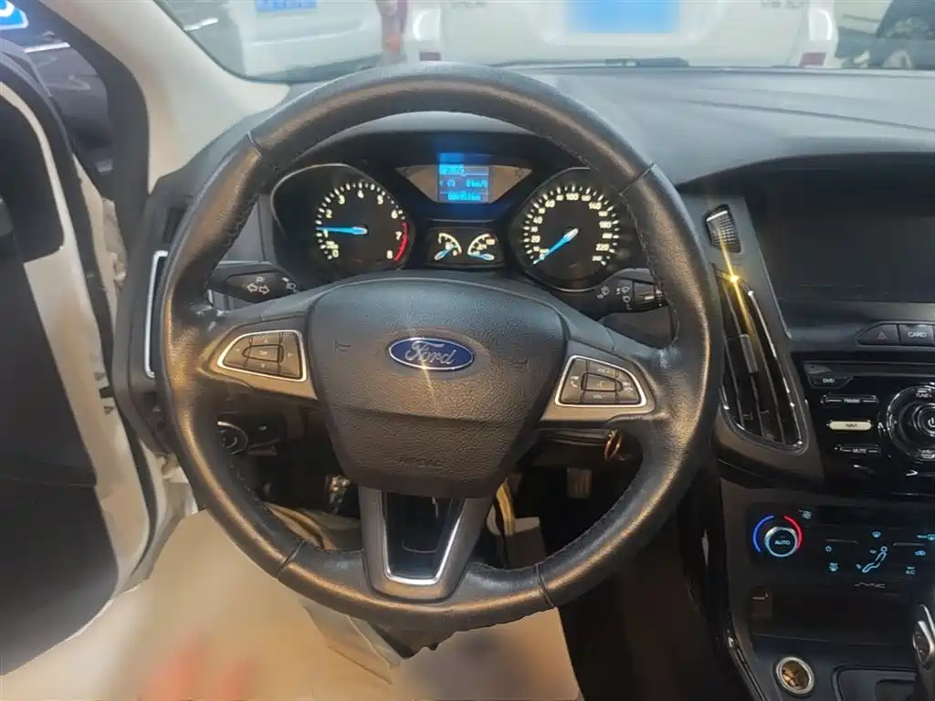 Ford Focus 2015 — фото 11