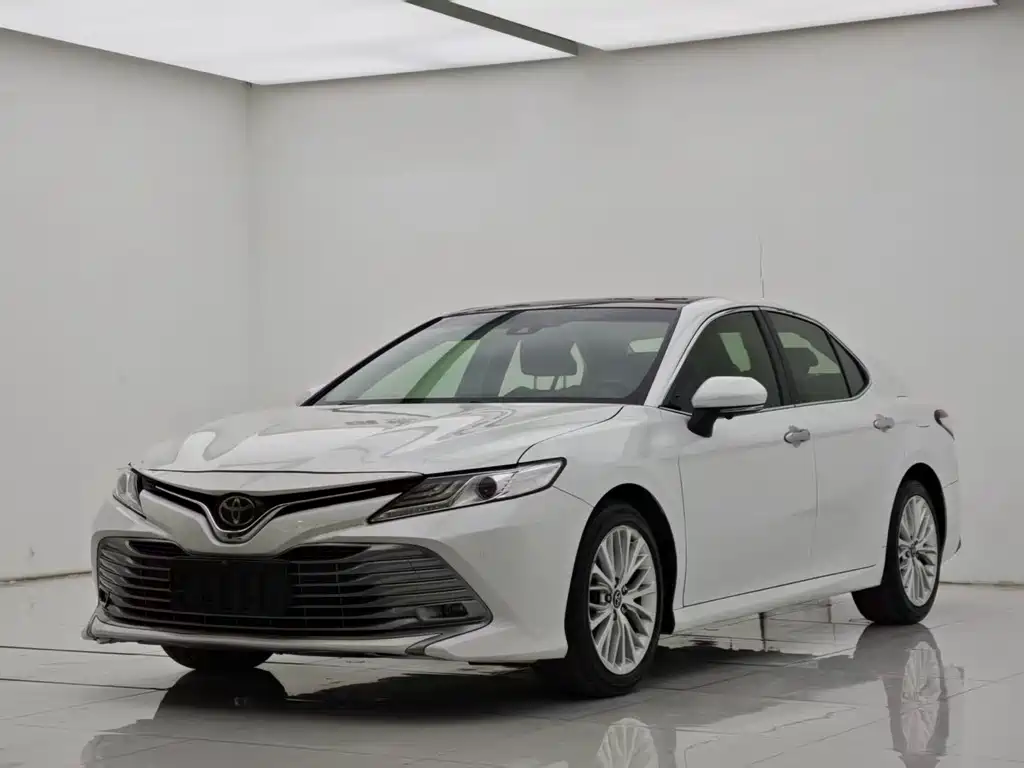 Toyota Camry 2018 — фото 1