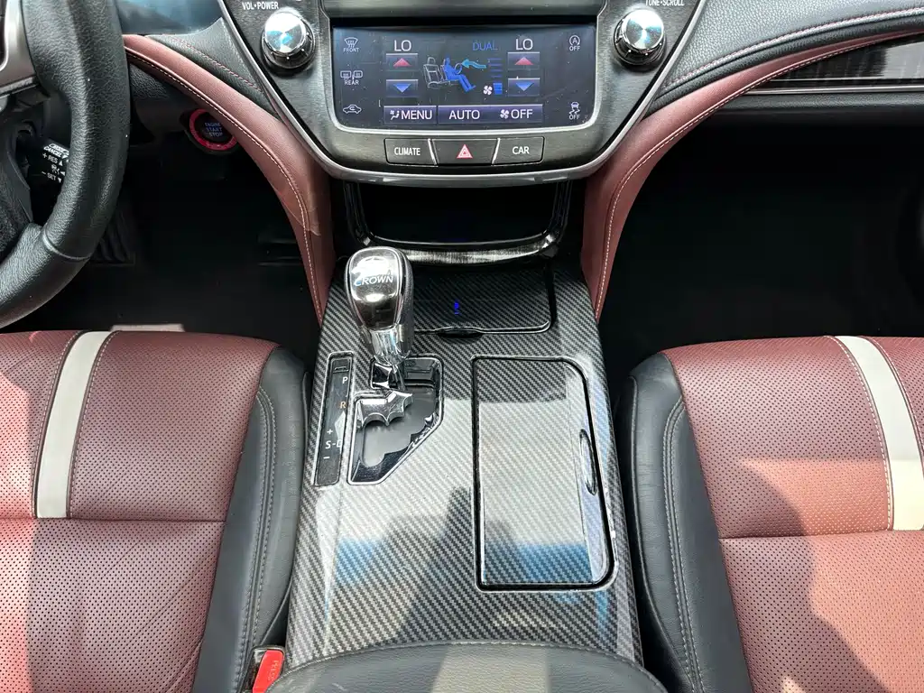 Toyota Crown 2017 — фото 11