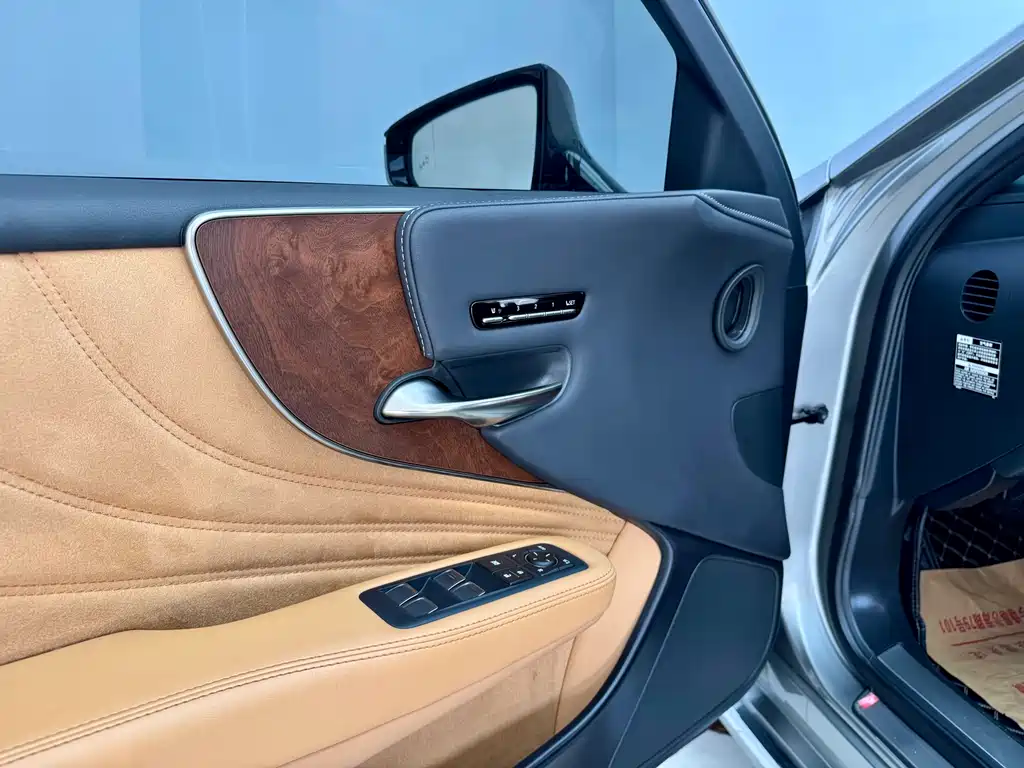 Lexus LS 2022 — фото 10