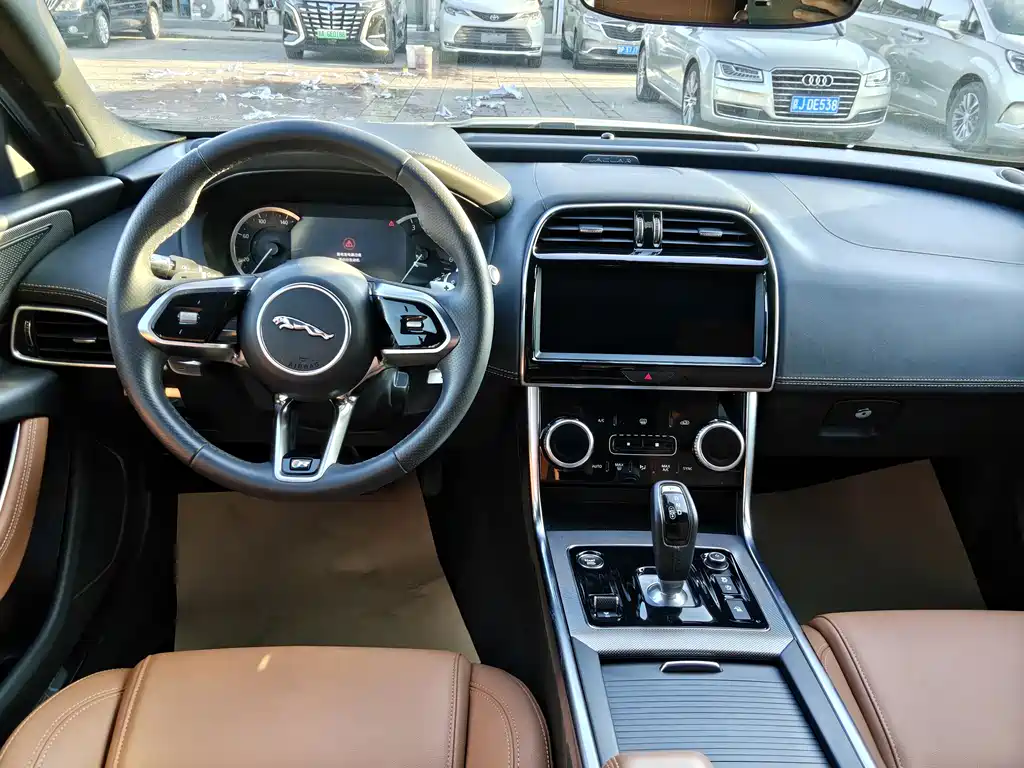 Jaguar XEL 2021 — фото 14