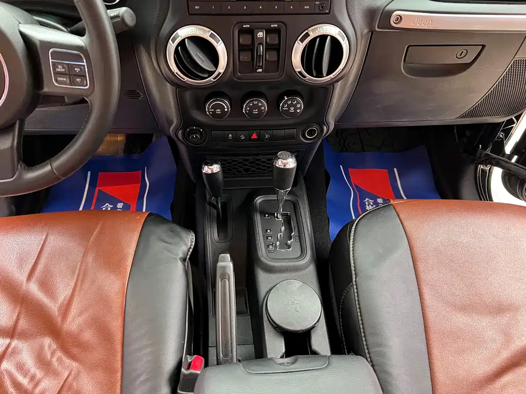 Jeep Wrangler 2016 — фото 18