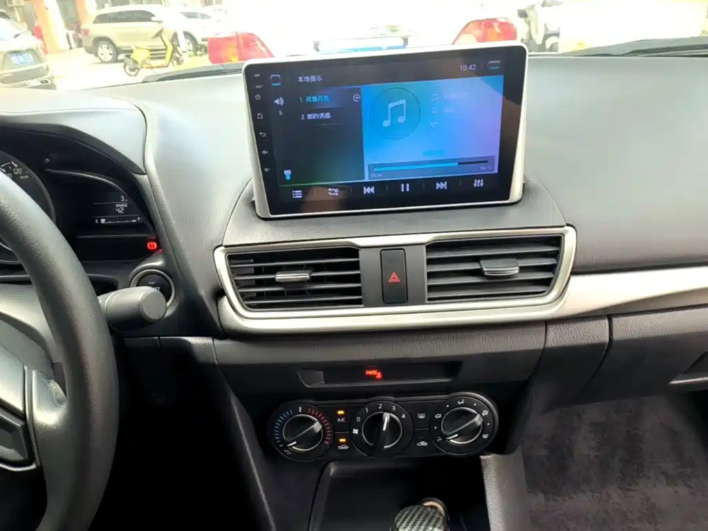 Mazda 3 Axela 2018 — фото 13