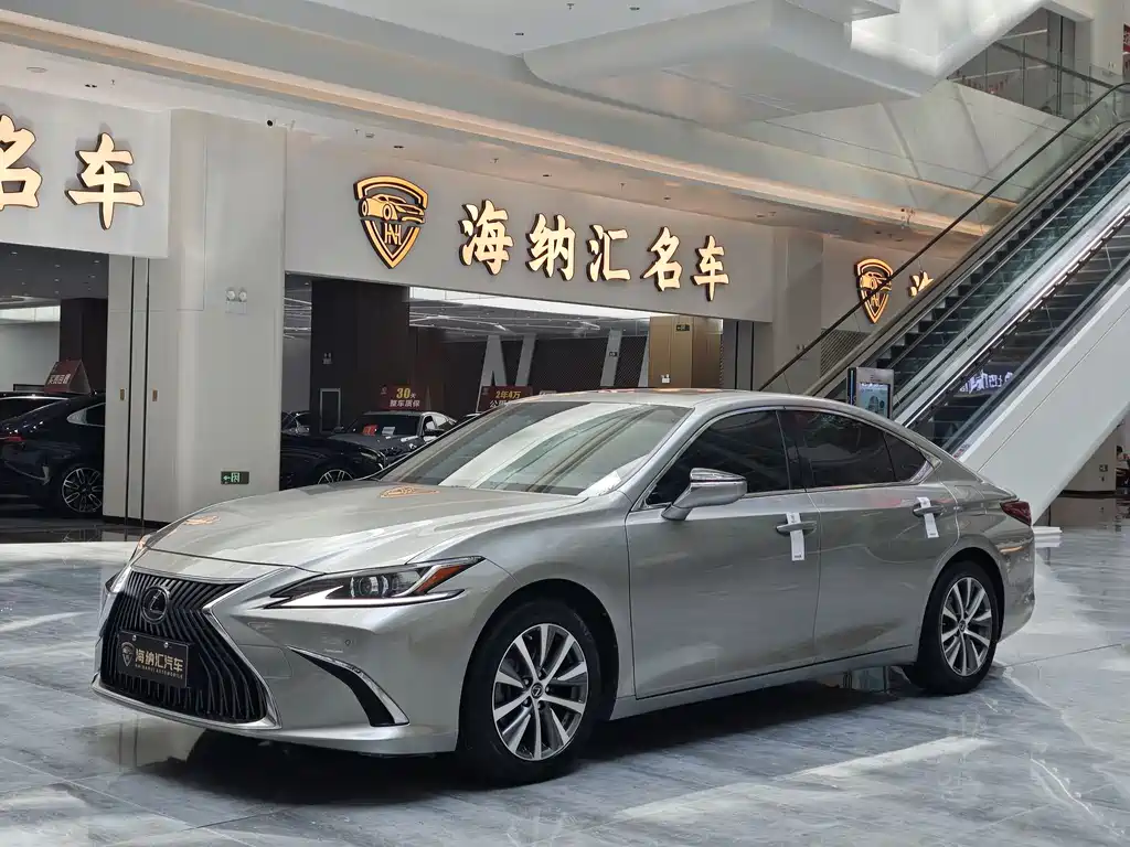 Lexus ES 2020 — фото 1