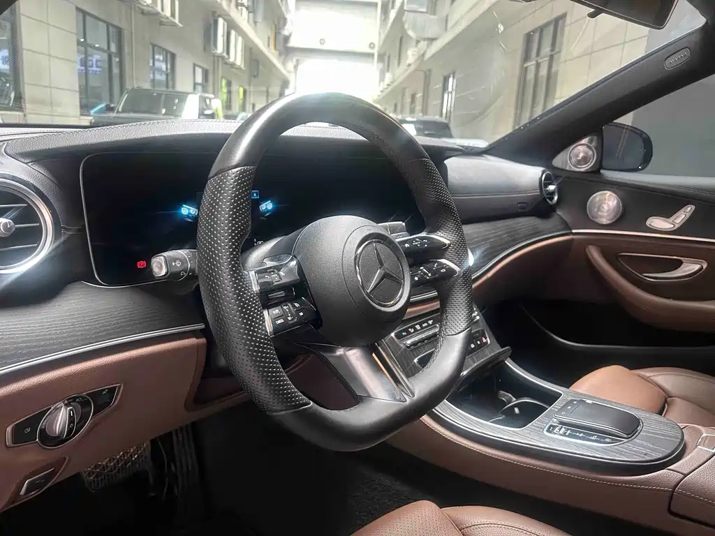 Mercedes-Benz E-Class 2022 — фото 13