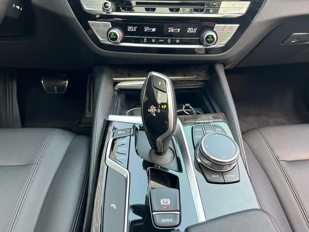 BMW 5 Series 2018 — фото 11