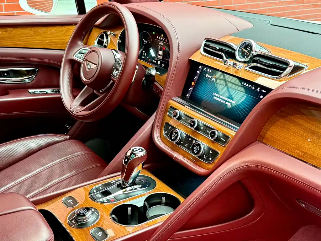 Bentley Bentayga 2021 — фото 17
