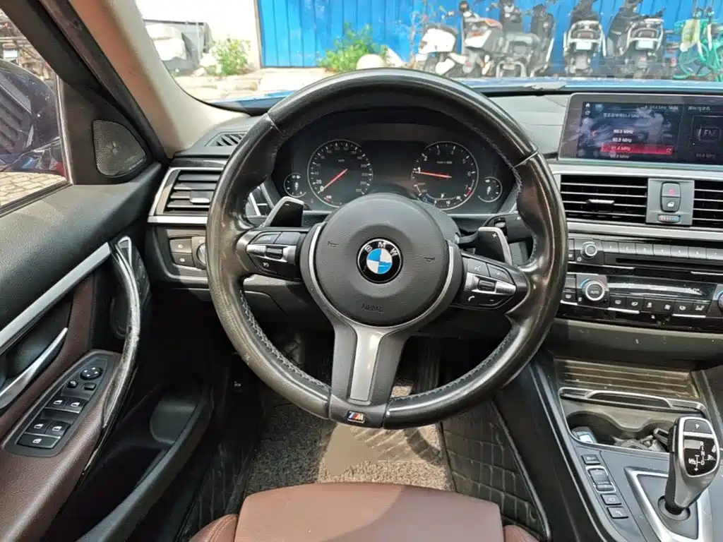 BMW 3 Series 2019 — фото 11