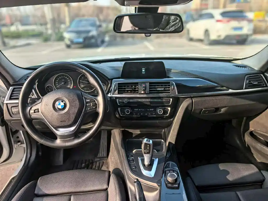 BMW 3 Series 2018 — фото 9