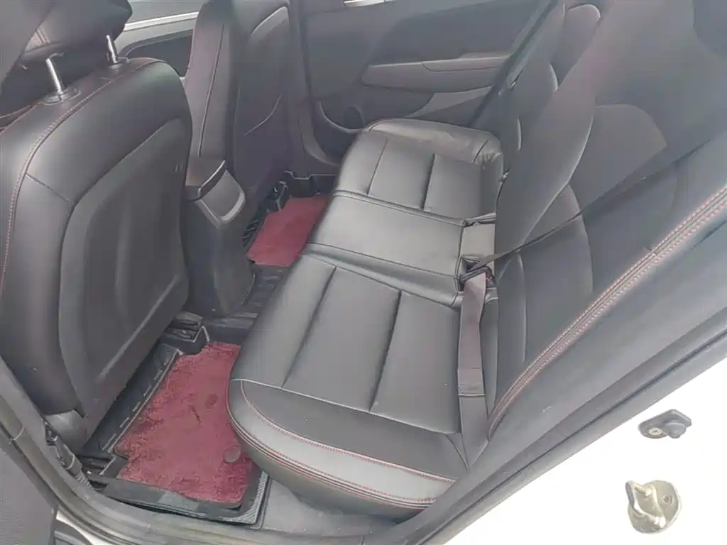 Hyundai Elantra 2017 — фото 17
