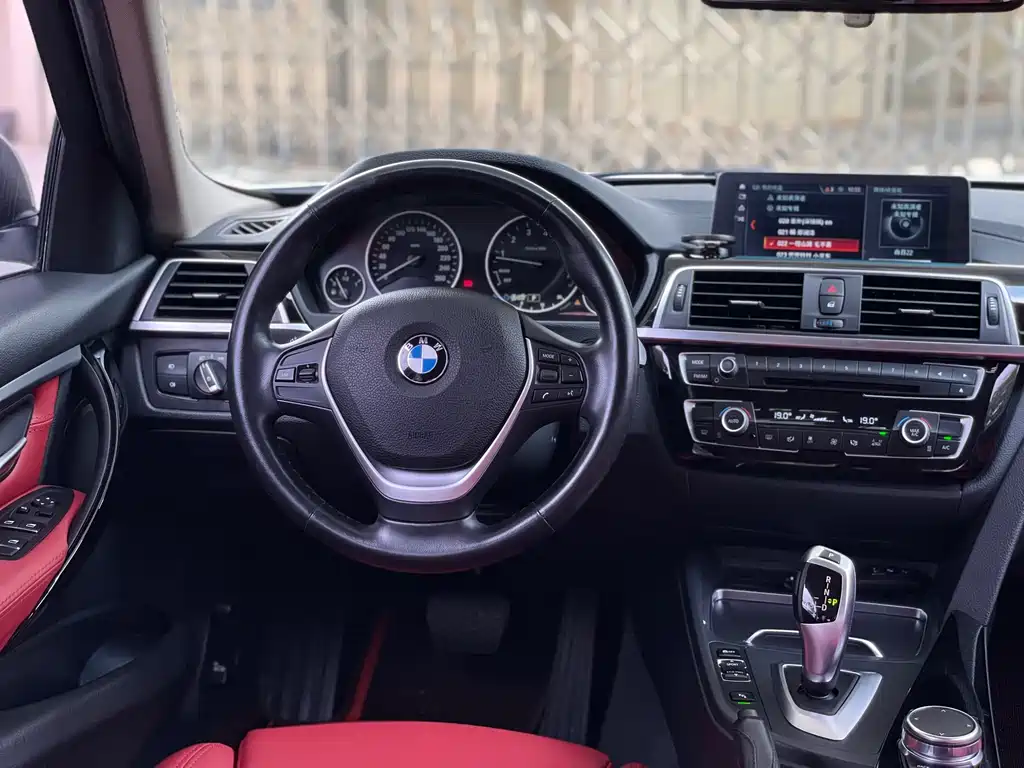 BMW 3 Series 2019 — фото 10