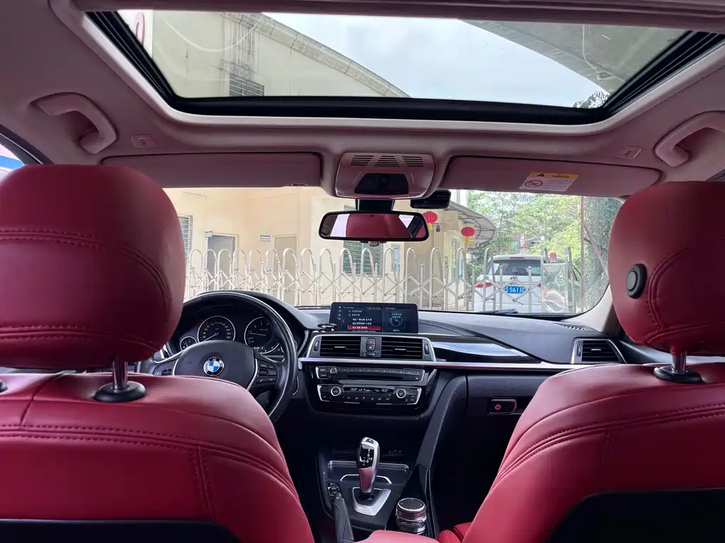 BMW 3 Series 2019 — фото 19