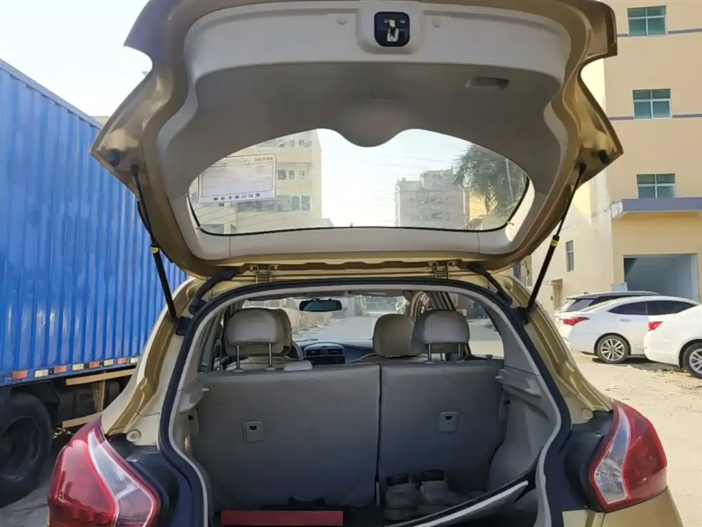 Nissan Tiida 2015 — фото 19
