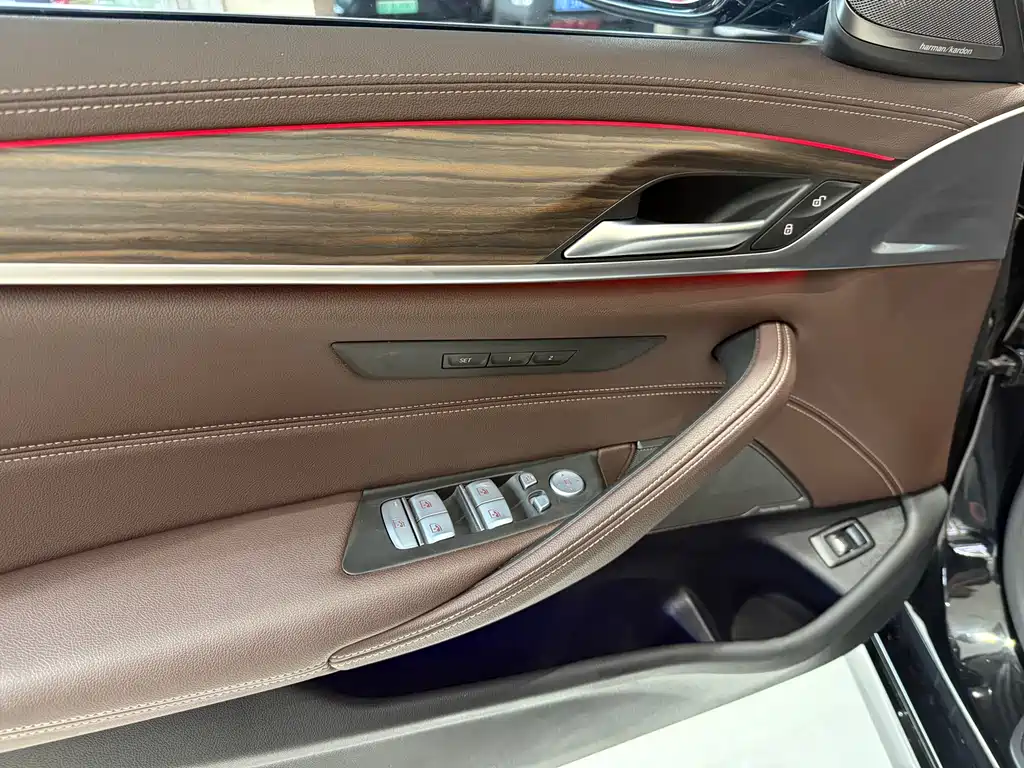 BMW 5 Series 2023 — фото 10