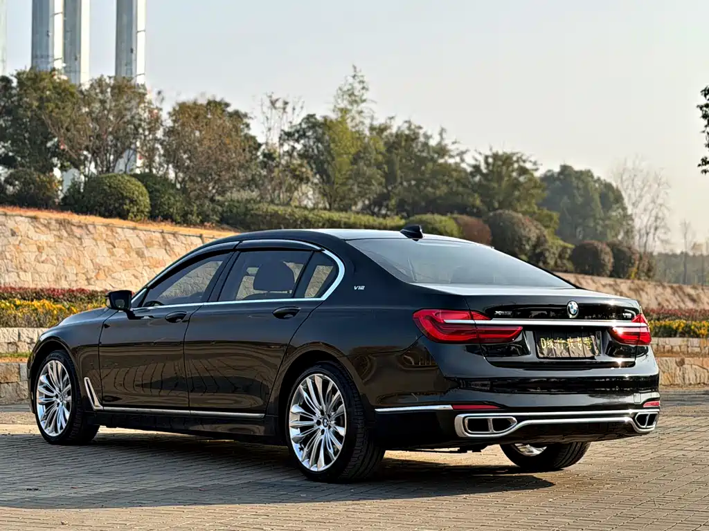 BMW 7 Series 2017 — фото 19