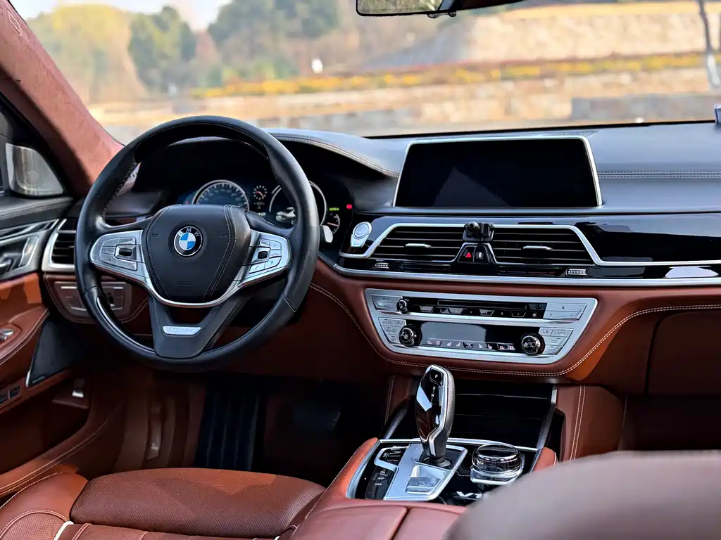 BMW 7 Series 2017 — фото 11
