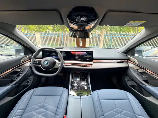 BMW i5 2025