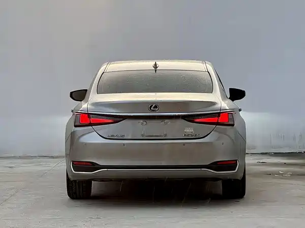 Lexus ES 2022