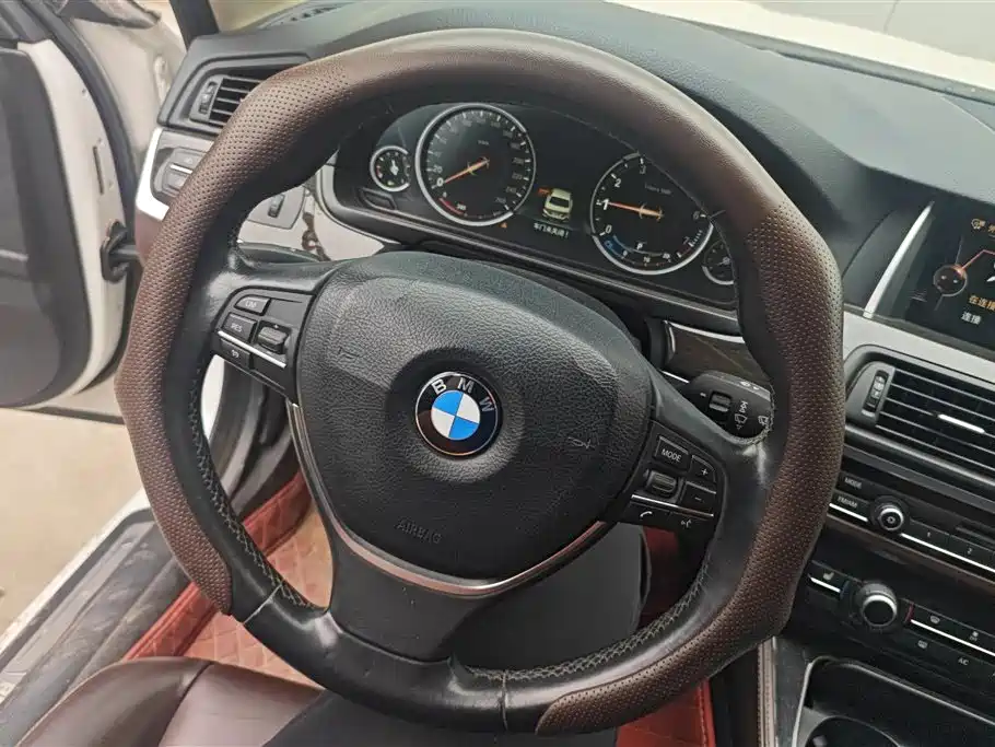 BMW 5 Series 2017 — фото 15