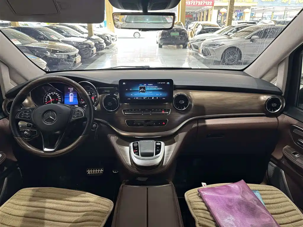Mercedes-Benz V-Class 2023 — фото 10