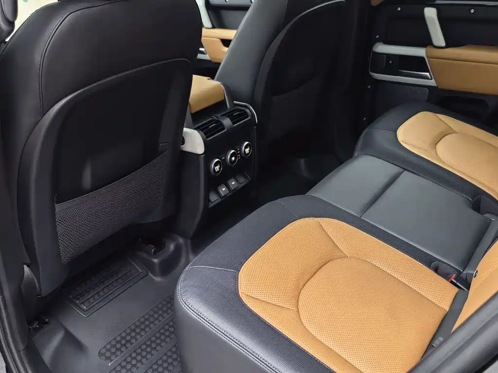 Land Rover Defender 2024 — фото 13