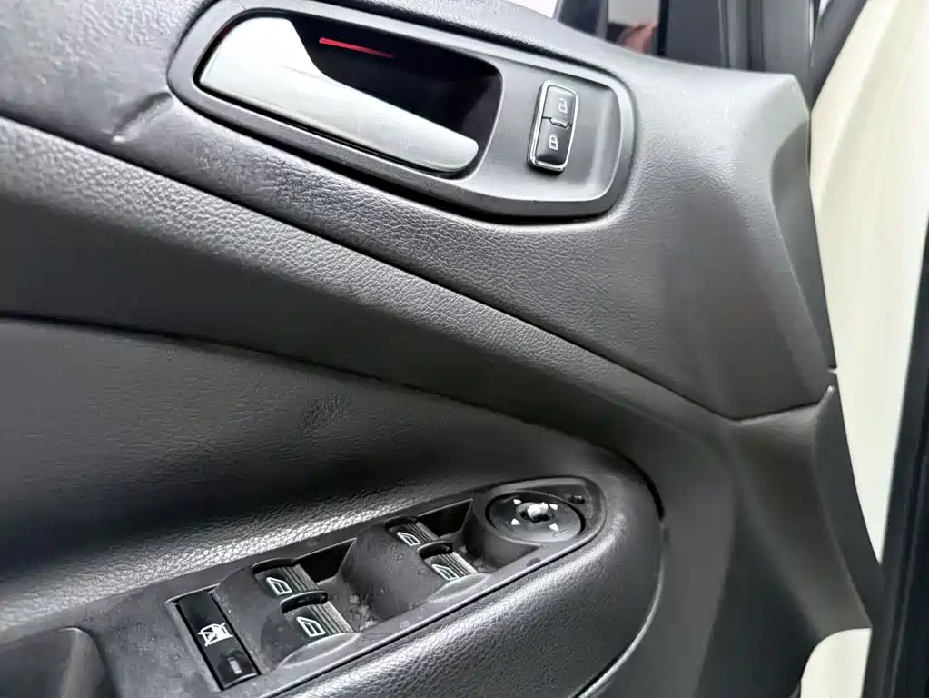 Ford Kuga 2015 — фото 9