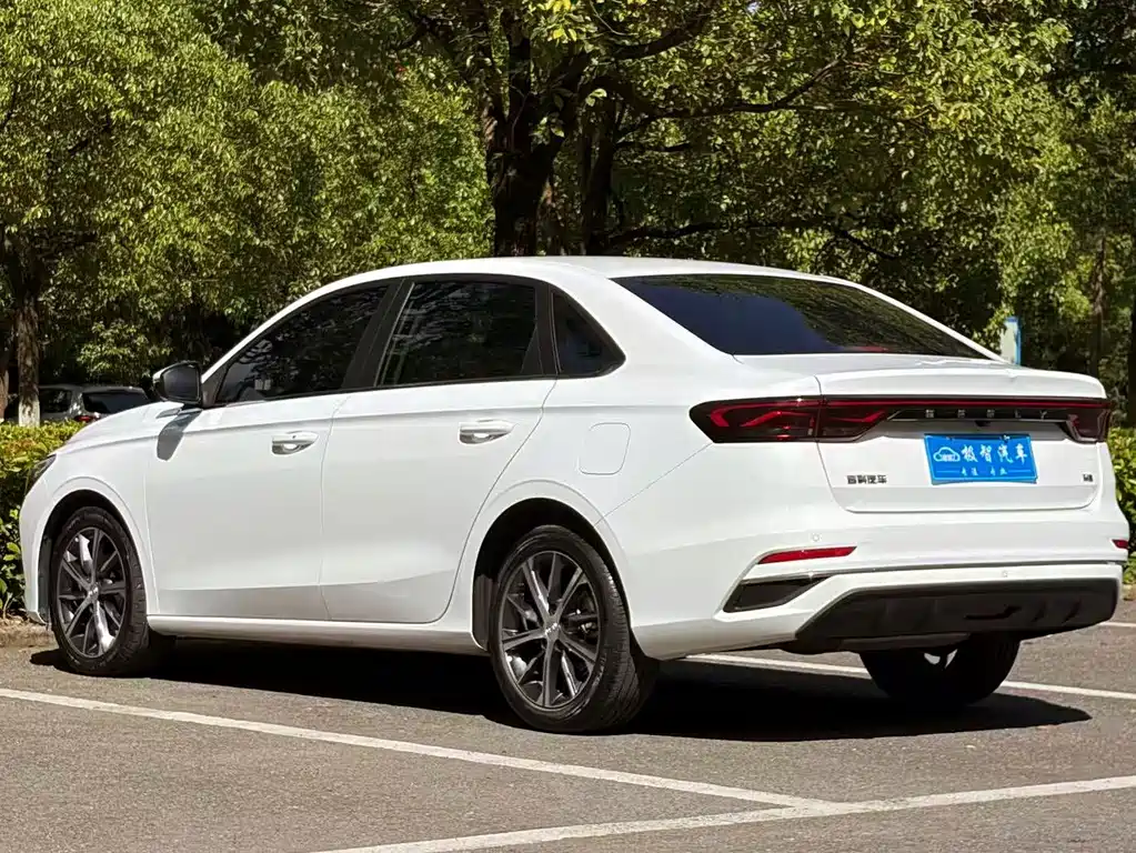 Geely Emgrand 2022