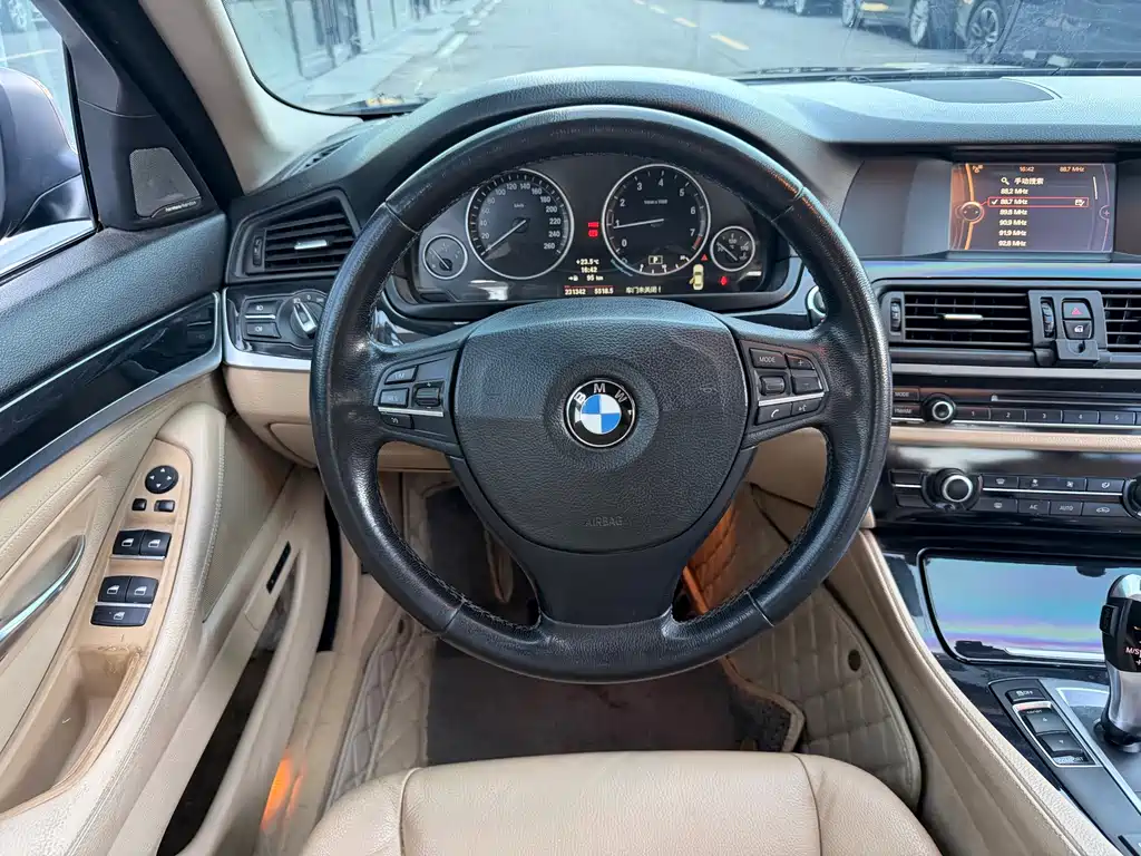 BMW 5 Series 2012 — фото 13