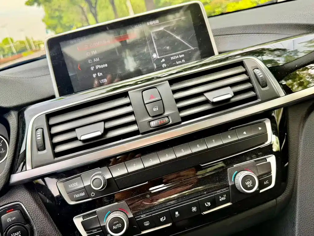 BMW 3 Series 2018 — фото 6