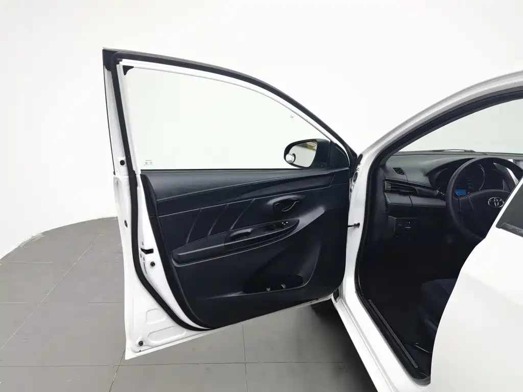 Toyota Yaris L 2018 — фото 8