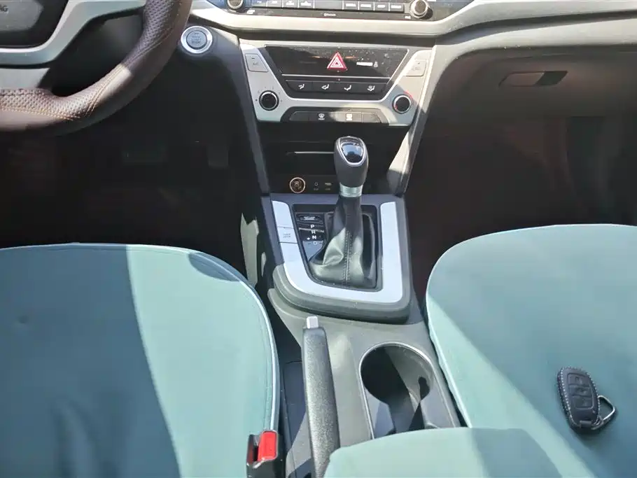Hyundai Elantra 2018 — фото 16