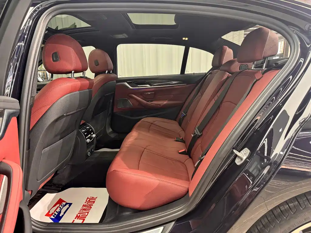 BMW 5 Series 2019 — фото 10