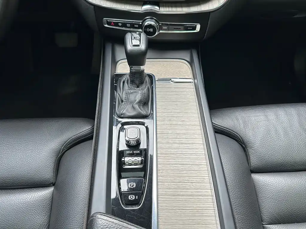 Volvo XC60 2020 — фото 18