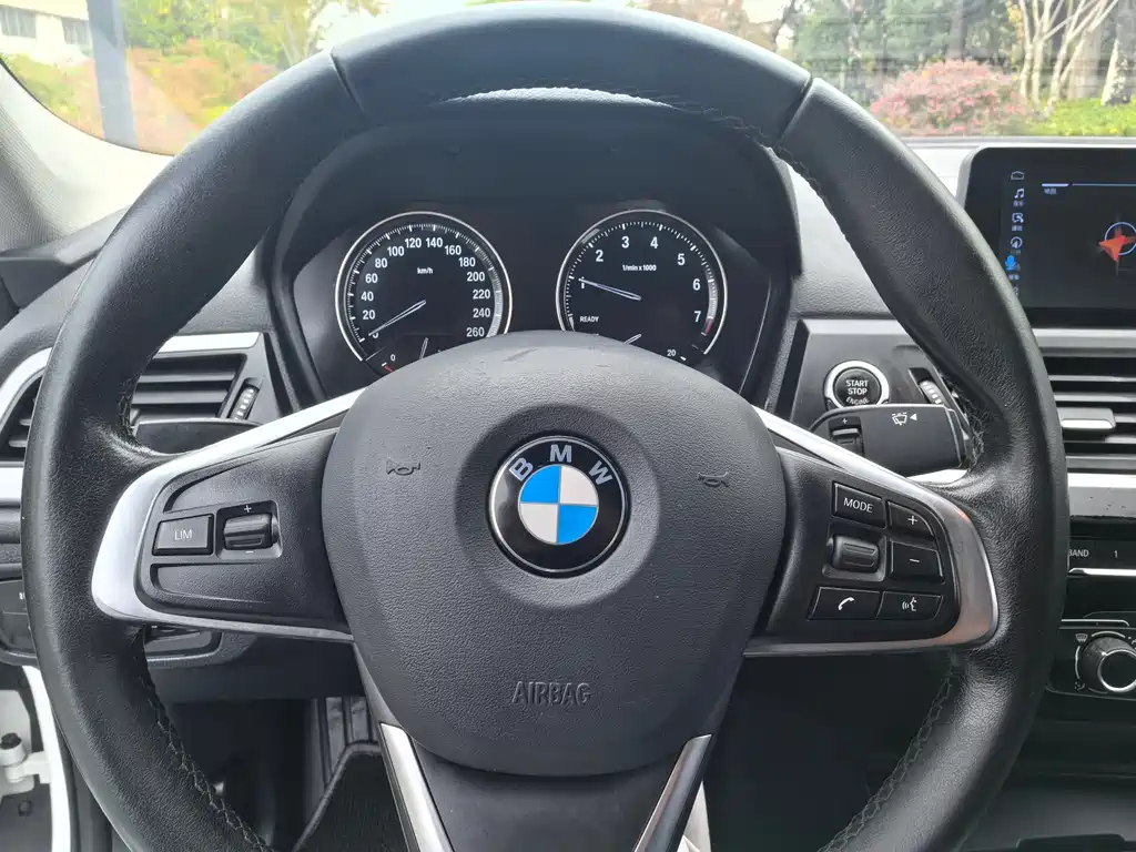BMW 1 Series 2019 — фото 16