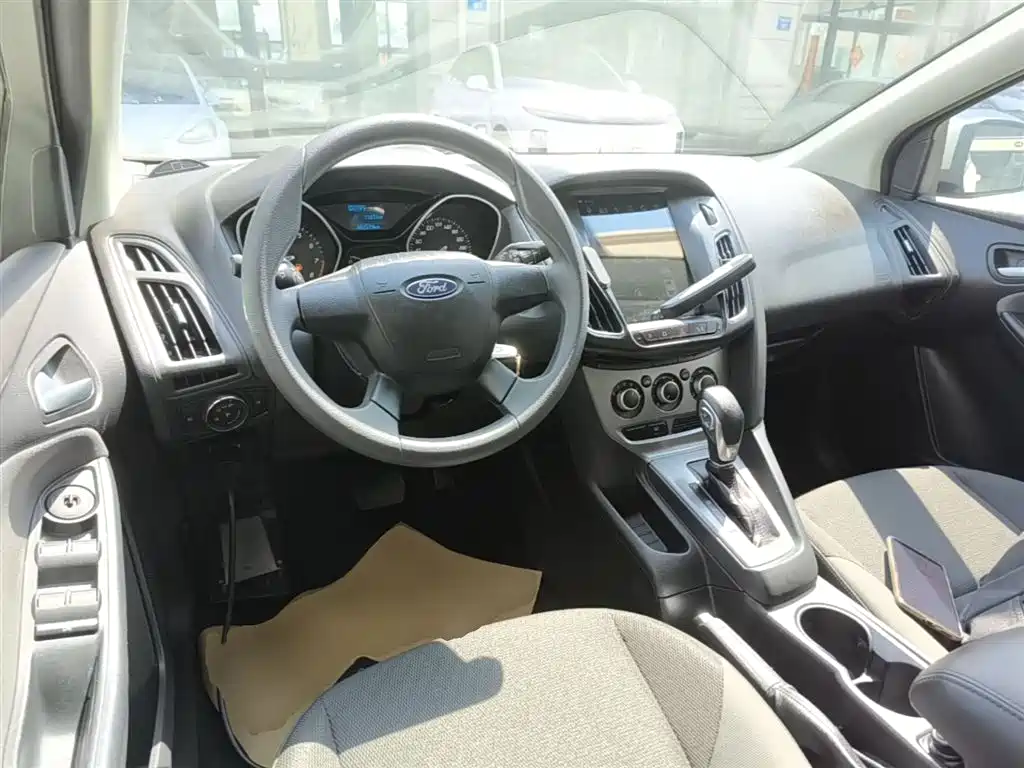 Ford Focus 2014 — фото 10
