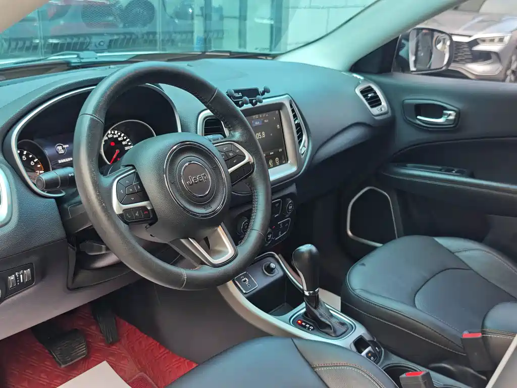 Jeep Compass 2017 — фото 12